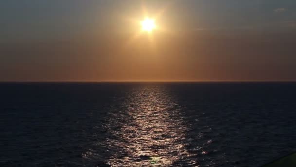 Západ slunce nad Atlantský oceán. — Stock video