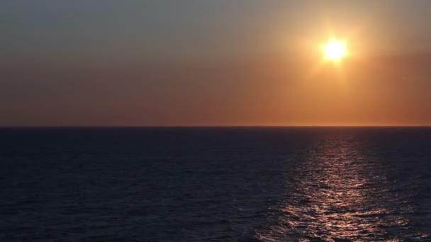 La puesta de sol sobre el Océano Atlántico . — Vídeos de Stock