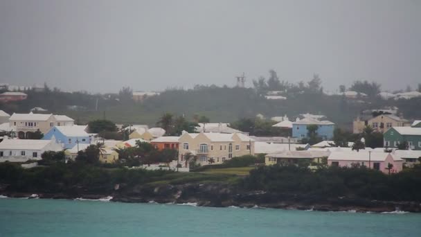 Segla förbi strandlinjen av på bermuda på en mulen dag. — Stockvideo