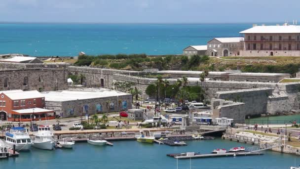 Los turistas visitan las tiendas y atracciones en King 's Wharf en la isla de Bermudas . — Vídeo de stock