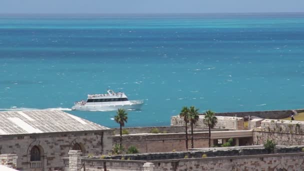 Un barco de turismo de placer viaja cerca de la costa de la isla de Bermudas en el Océano Atlántico . — Vídeo de stock