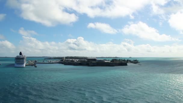 Un bateau de plaisance voyage près du littoral de l'île des Bermudes dans l'océan Atlantique . — Video
