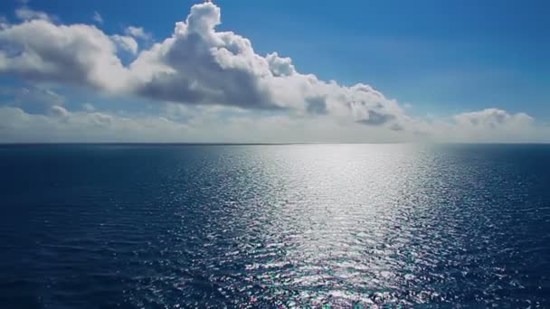 Güneş, sıcak yaz gününde okyanusta glistens. doğru yavaş hareket için 60 fps çekim. — Stok video