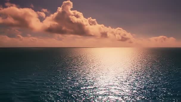 The sun glistens on the ocean on a warm summer day. Shot at 60fps for true slow motion. — Stock Video