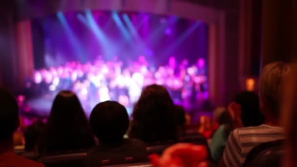 Miembros del público aplauden en un espectáculo teatral . — Vídeo de stock