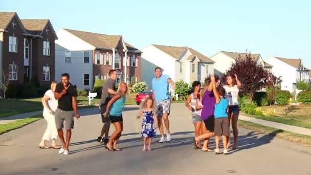 Un feliz grupo de vecinos del barrio bailan en la calle . — Vídeo de stock