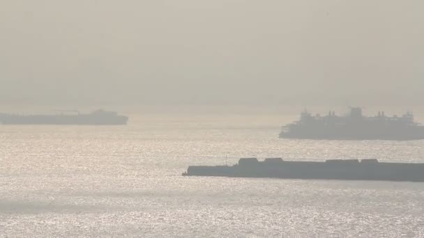 Staten island ferry sprawia, że jego sposób na nowojorski port w mglisty poranek. — Wideo stockowe