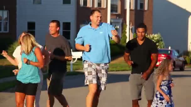 Un feliz grupo de vecinos del barrio bailan en la calle . — Vídeo de stock