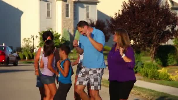 Een gelukkig groep voor buurt bewoners dansen in de straat. — Stockvideo