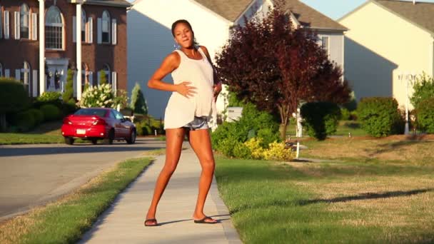 Une jeune femme danse dehors . — Video