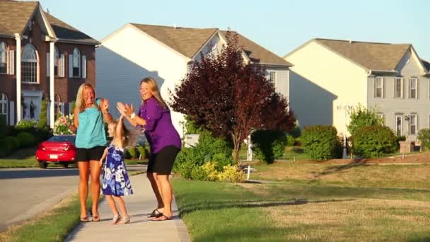 Un petit groupe de femmes danse dehors . — Video