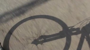 bir bisiklet gölgesi. binicinin perspektif.