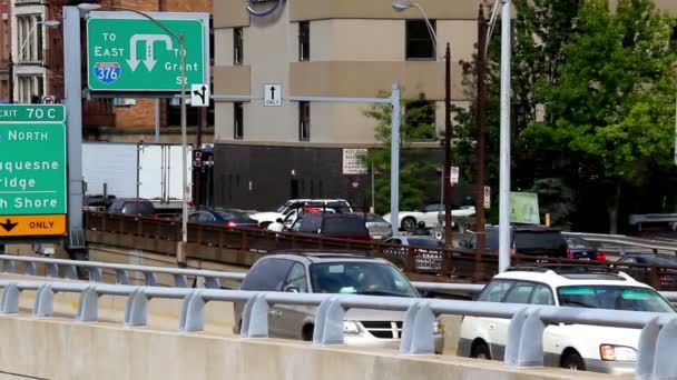 Tráfego no centro de Pittsburgh, PA . — Vídeo de Stock