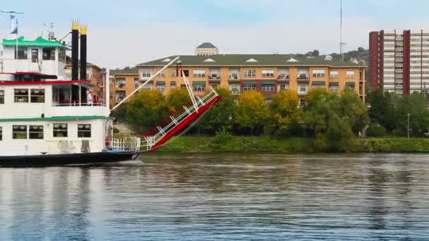 Una barca fluviale attraversa condomini sulla riva nord di Pittsburgh, PA . — Video Stock