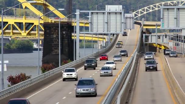 Tráfego no centro de Pittsburgh, PA . — Vídeo de Stock