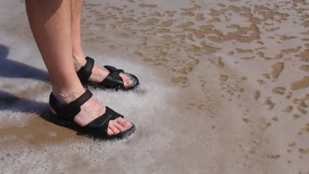 Bir adamın ayakları bir plajda sörf Close-Up. — Stok video