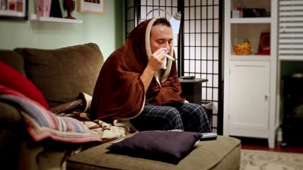 Hombre enfermo con gripe — Vídeo de stock
