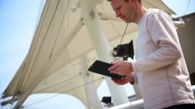 adam dışarıda ipad kullanır