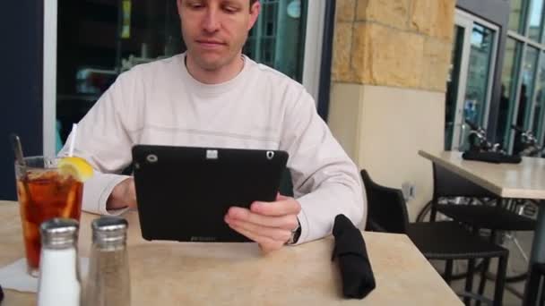 Hombre utiliza el iPad fuera — Vídeo de stock