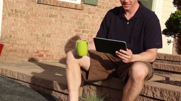 Hombre utiliza el iPad fuera — Vídeo de stock