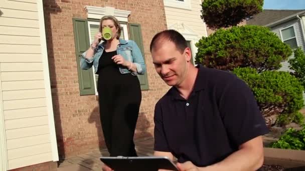 Использование iPad Outside — стоковое видео
