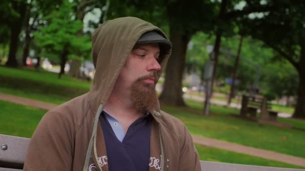 Homem sem-abrigo no banco do parque — Vídeo de Stock