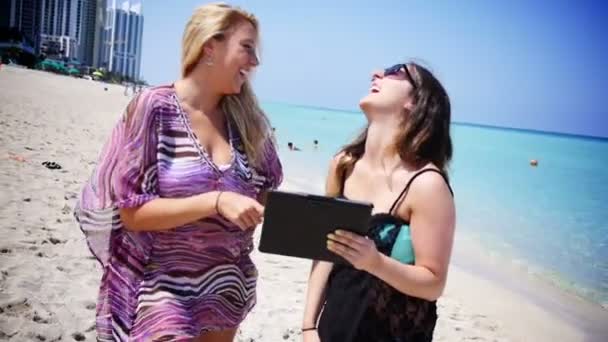 Wanita dengan iPad di Beach — Stok Video