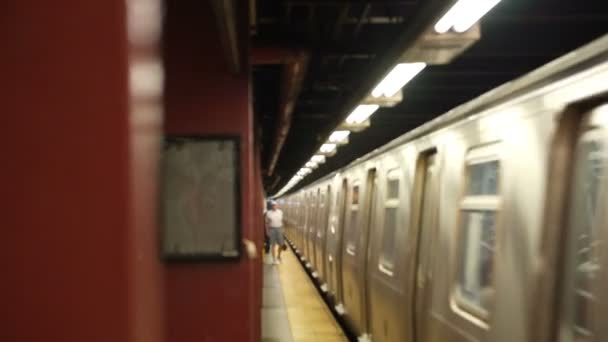 U-Bahn fährt ab — Stockvideo