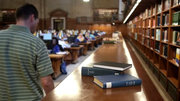 Man op bibliotheek — Stockvideo