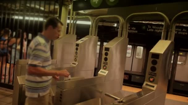 Hombre entra a la estación de metro — Vídeos de Stock