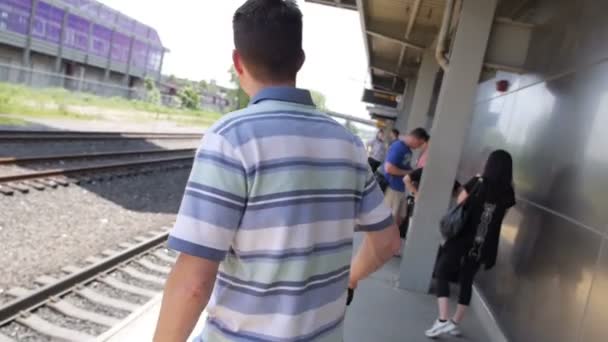 Uomo alla stazione della metropolitana — Video Stock