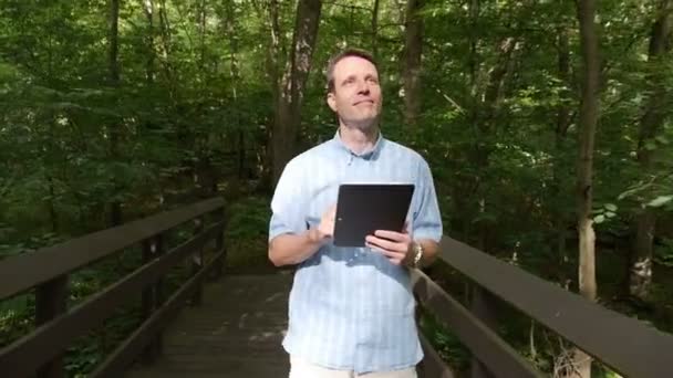 Uomo con iPad nella foresta Steadicam — Video Stock