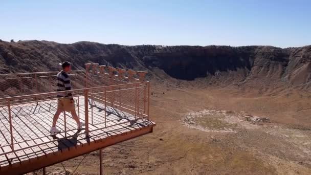 Visitante del cráter del meteorito — Vídeo de stock