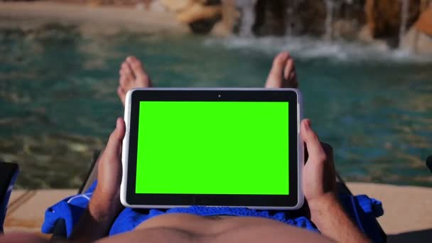 Pantalla verde para iPad junto a la piscina — Vídeo de stock