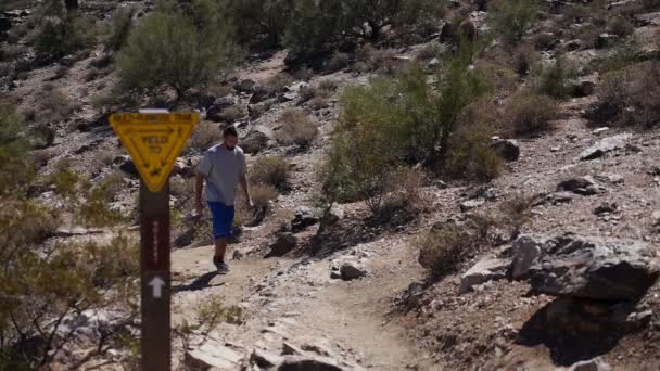 Caminhada no deserto — Vídeo de Stock