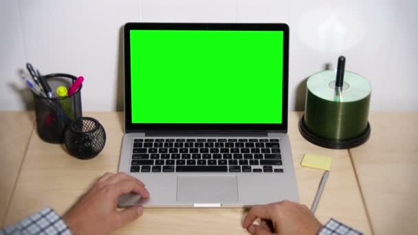 Green Screen Laptop Frustrated User — Stock Video