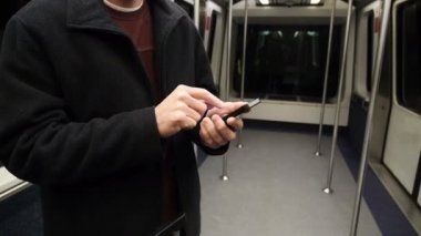 Metroda smartphone ile adam