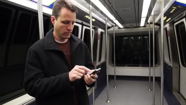 地下鉄でスマート フォンを持つ男 — ストック動画