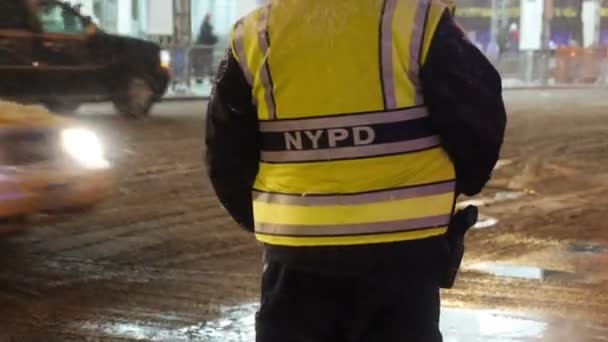 Сотрудник полиции Нью-Йорка — стоковое видео