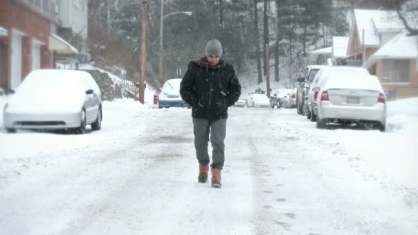 Человек ходит в снегу — стоковое видео