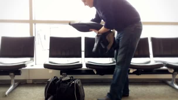 Adam havaalanında uyur — Stok video