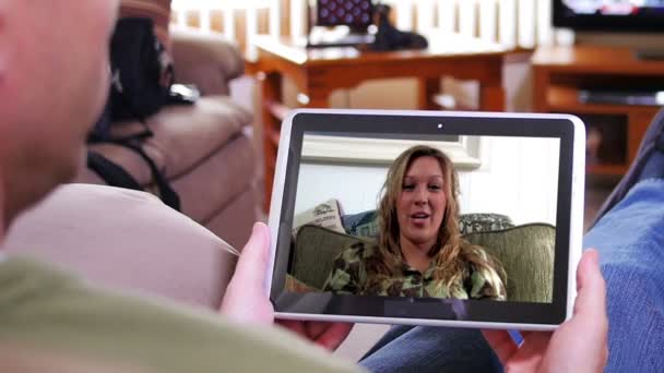 Video chatování na počítači tablet pc — Stock video