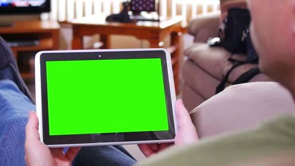 Homem com tela verde Tablet PC — Vídeo de Stock