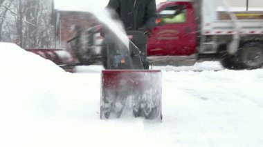 adam kar temizleme makinesi kullanır.