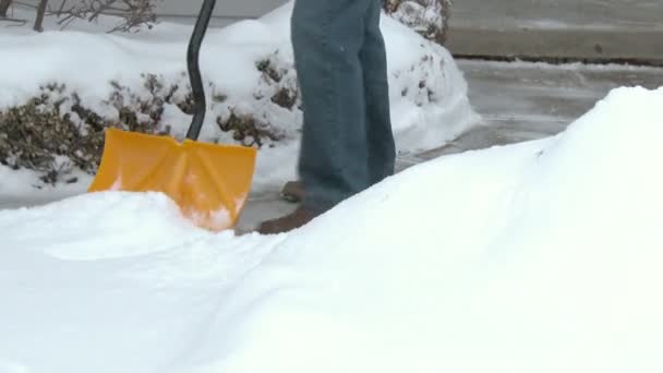 Hombre palas nieve — Vídeo de stock