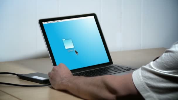 Fazer backup de um laptop — Vídeo de Stock