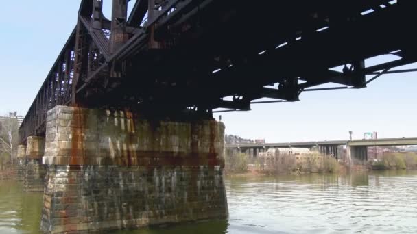 Eisenbahnbrücke — Stockvideo