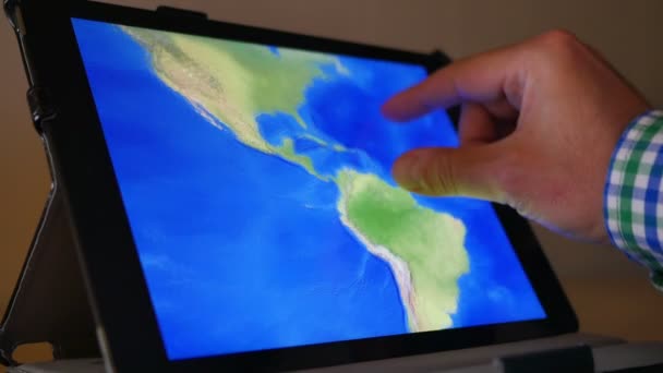 Mapa em um iPad — Vídeo de Stock