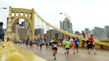 Pittsburgh maraton koşucu