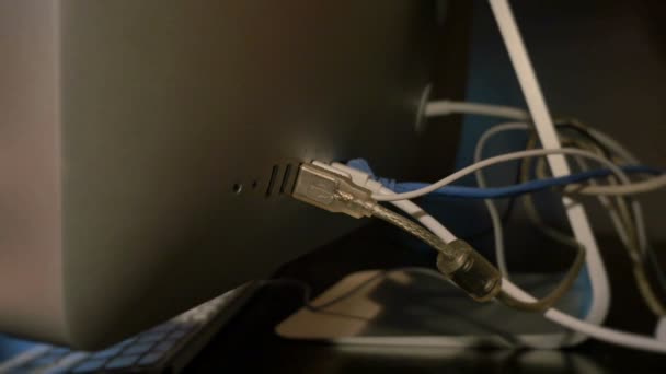 USB-kabel aansluit — Stockvideo